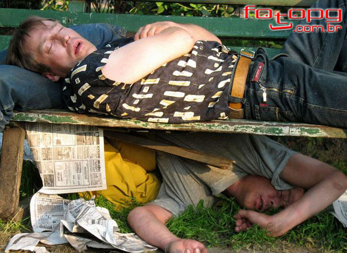 Tivessem dormido no banco da praça como esses. Teriam dado menos trabalho!