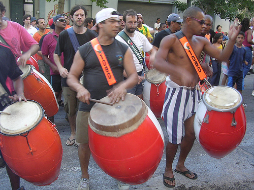 Comparsa tocando candombe